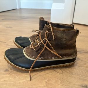 Sorel women out n’ about. Waterproof winter boots.